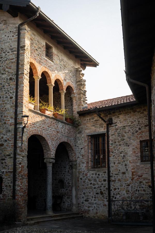 Castello Di Cernusco Lombardone Bed & Breakfast Exterior photo