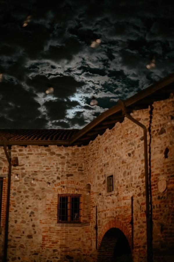 Castello Di Cernusco Lombardone Bed & Breakfast Exterior photo