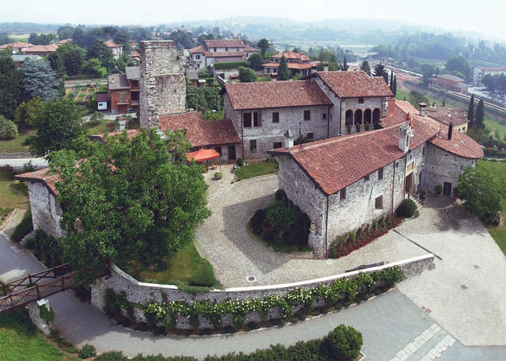 Castello Di Cernusco Lombardone Bed & Breakfast Exterior photo
