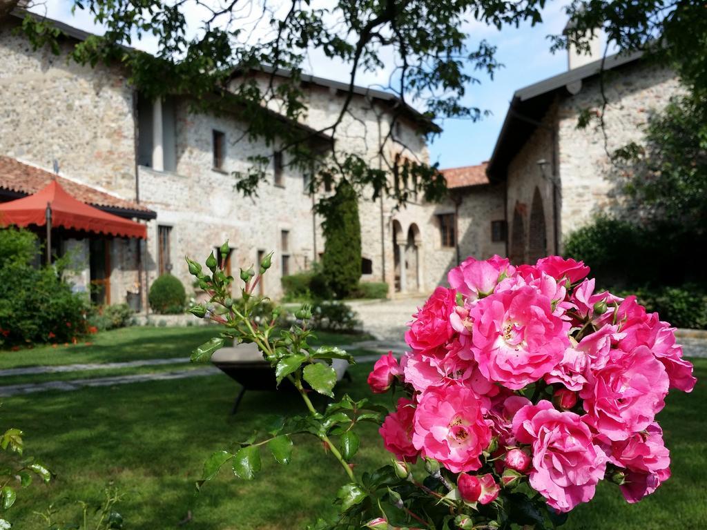 Castello Di Cernusco Lombardone Bed & Breakfast Exterior photo