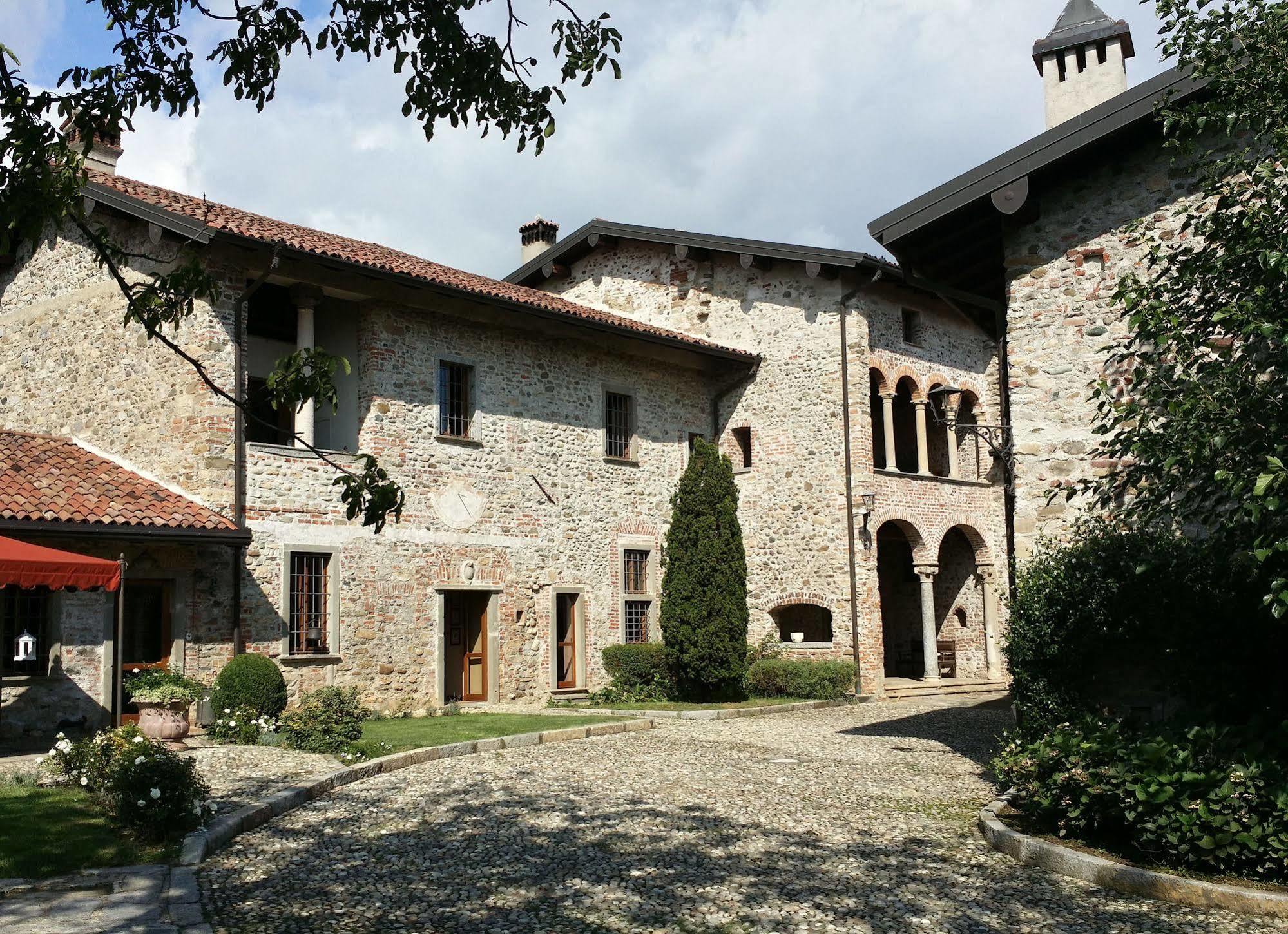 Castello Di Cernusco Lombardone Bed & Breakfast Exterior photo