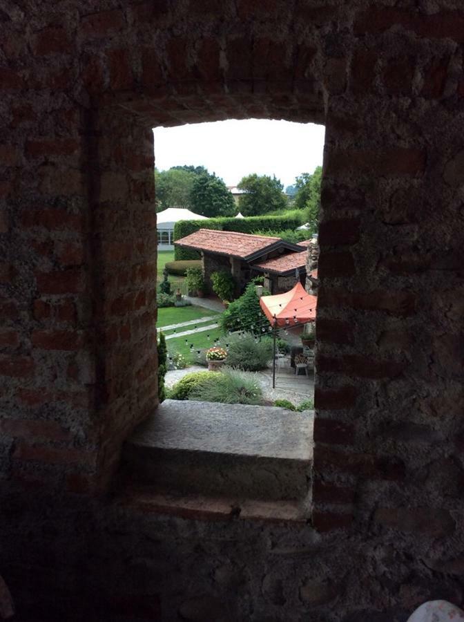Castello Di Cernusco Lombardone Bed & Breakfast Exterior photo